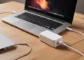 O Gigante Escondido: Por Que o Carregador do Seu Notebook é Tão Grande e Quente?