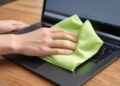 Tela do Notebook Suja? Saiba Como Limpar a Tela Sem Danificar o Display (Guia Prático!)
