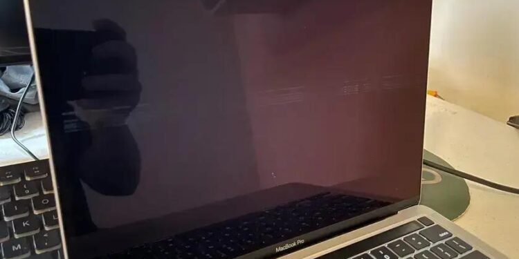 Apple é CONDENADA a ressarcir brasileiro por tela TRINCADA do MacBook Pro! 1 Apple é CONDENADA a ressarcir brasileiro por tela TRINCADA do MacBook Pro!