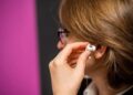 NÃO DEIXE SEUS AIRPODS SEM FUNCIONAR! Aprenda a ativar os gestos de cabeça