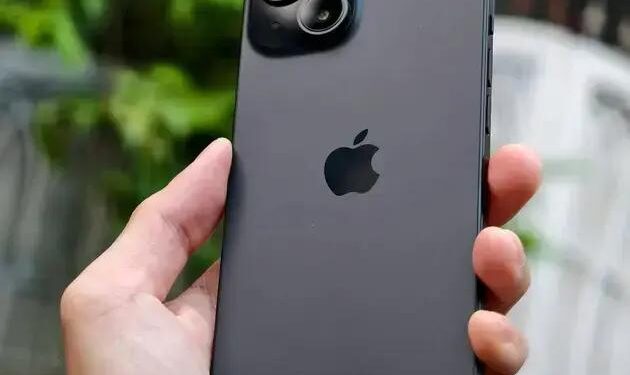 Oferta IMPERDÍVEL: iPhone 15 por MENOS de R$4 mil no Pix!