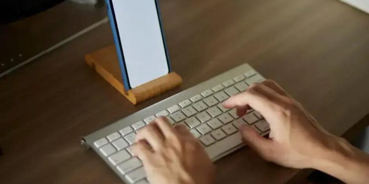 PARE de fazer isso! Como conectar seu teclado e mouse no celular
